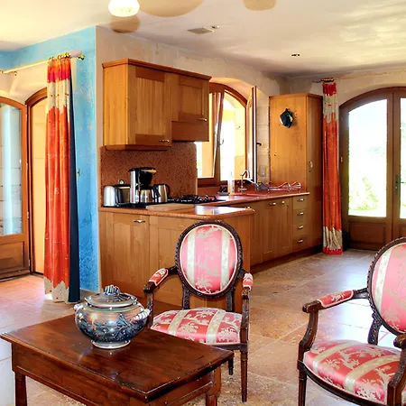 Maison Conviviale à Avec Piscine Partagée *