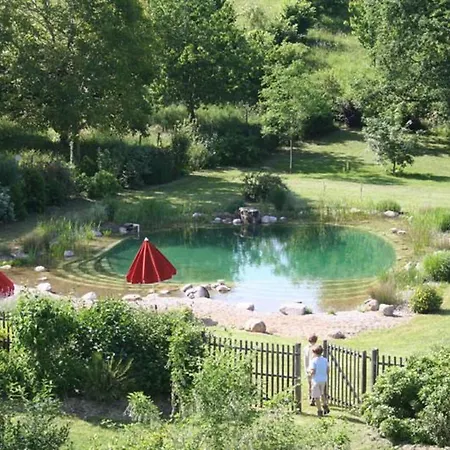 Maison Conviviale A Avec Piscine Partagee